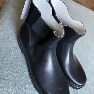 New rubber rain boots